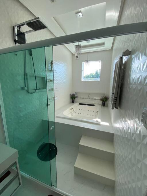 Casa De Luxo C/piscina 4 Quartos 2 Banheiras.