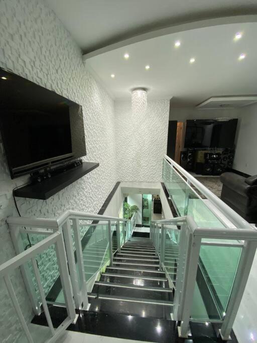 Casa De Luxo C/piscina 4 Quartos 2 Banheiras. *